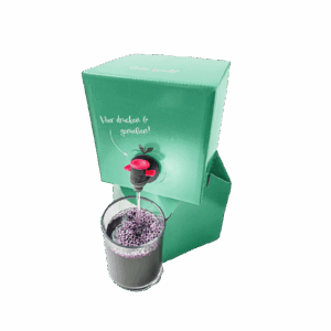 MySyrupBox mit Ständer und einem Glas gefüllt mit MySyrupBox Sirup davor